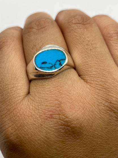 Anillo en mano, mostrando el color azul cielo de la turquesa bajo luz natural