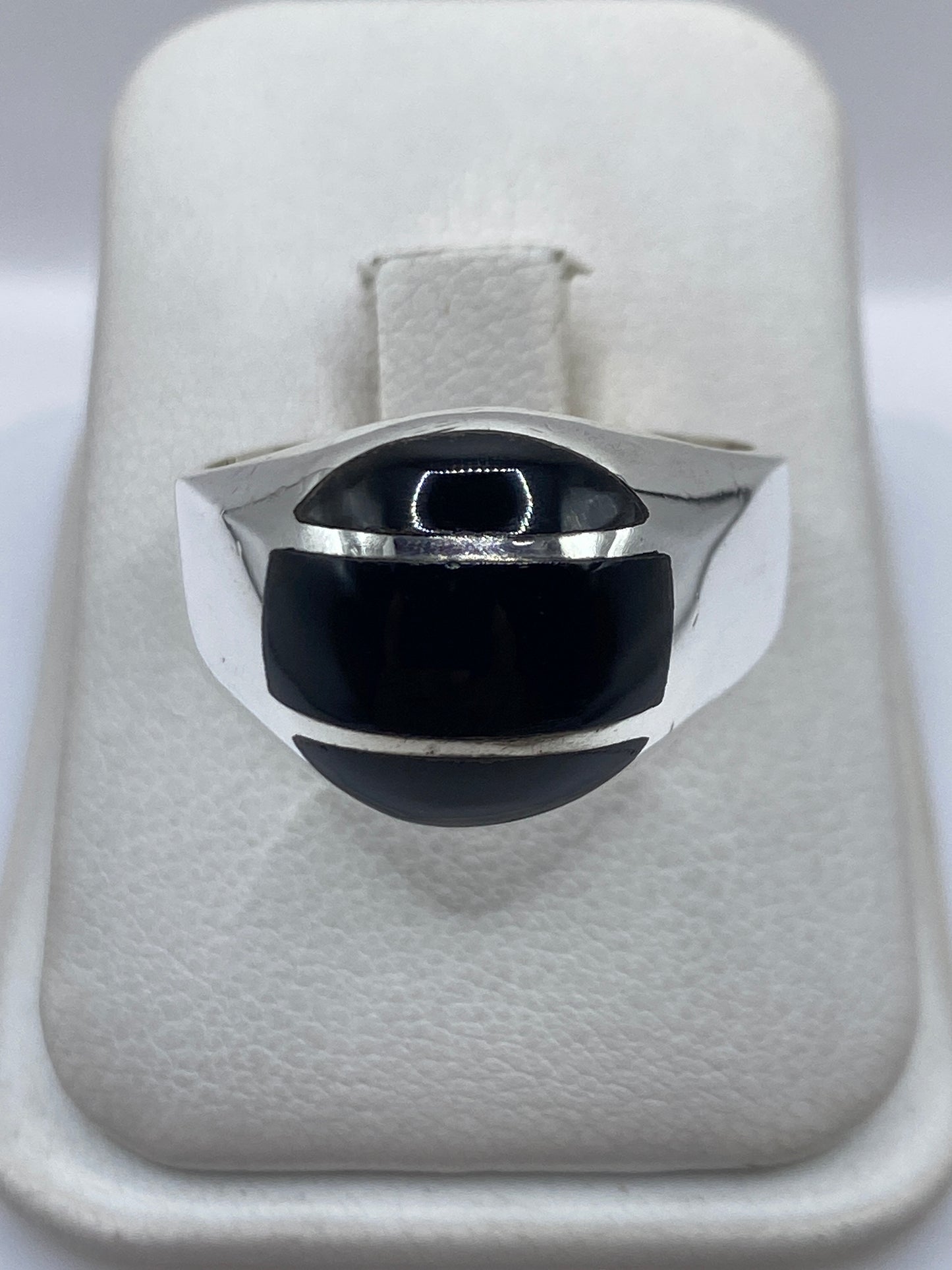 Anillo de plata .925 con ónix negro engastado, vista frontal en estuche blanco