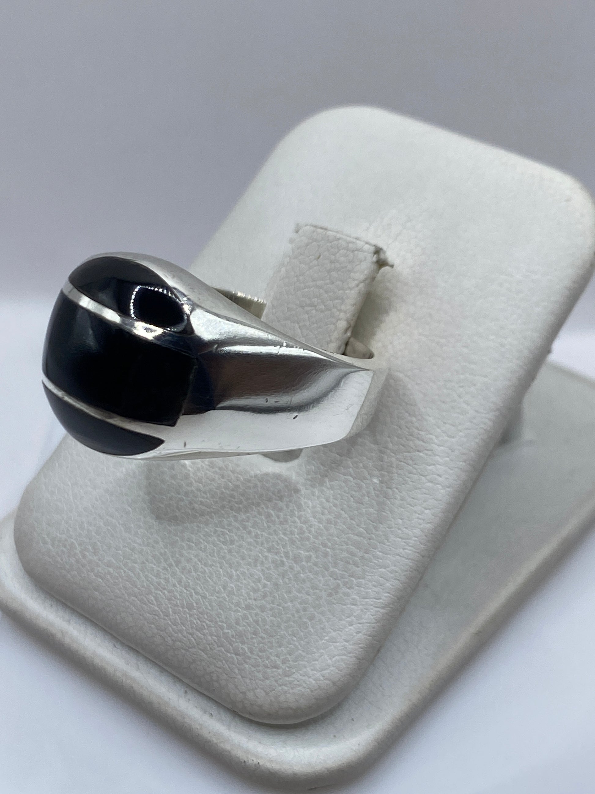 Anillo de plata para hombre con piedra ónix negra, detalle lateral del diseño