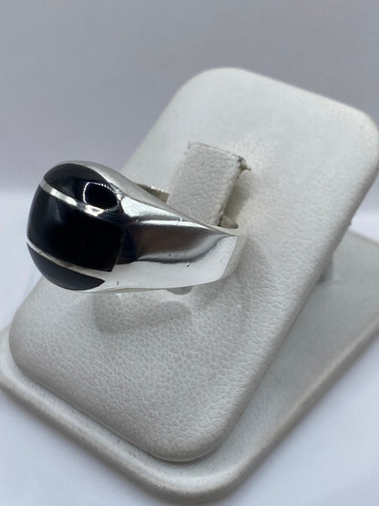 Anillo de plata para hombre con piedra ónix negra, detalle lateral del diseño