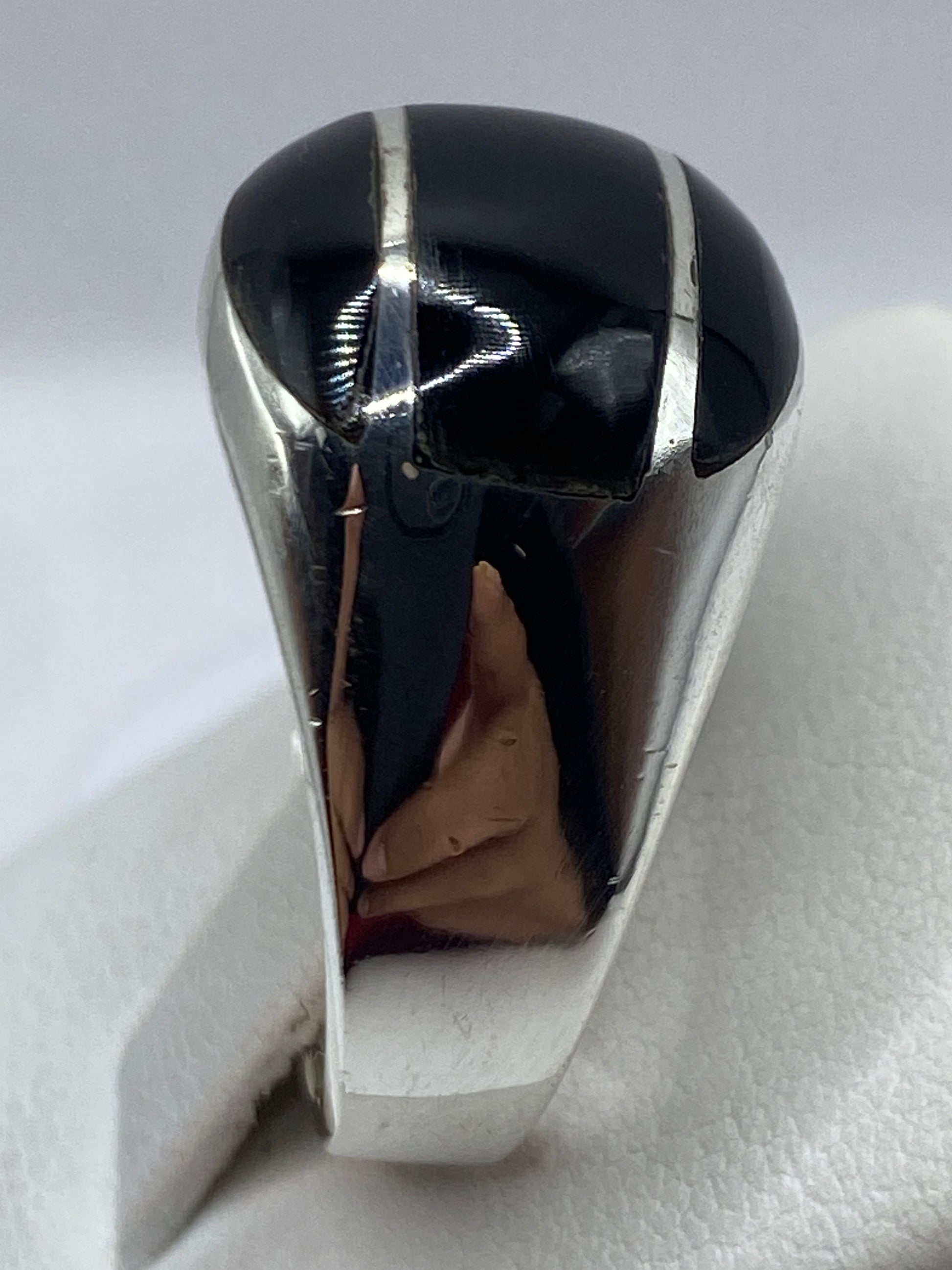 Anillo de ónix en plata pura visto desde arriba mostrando la incrustación