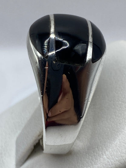 Anillo de ónix en plata pura visto desde arriba mostrando la incrustación