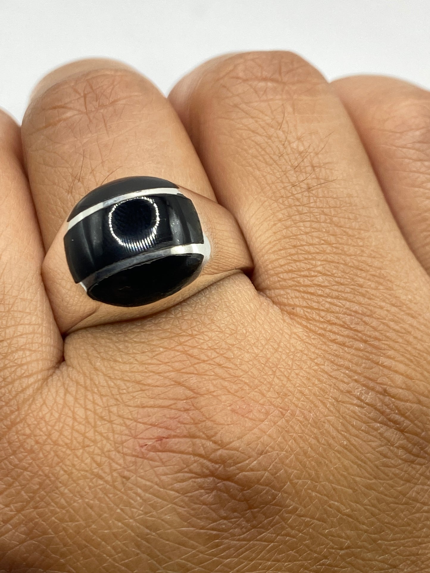 Anillo con ónix negro en dedo de hombre, uso diario en plata .925