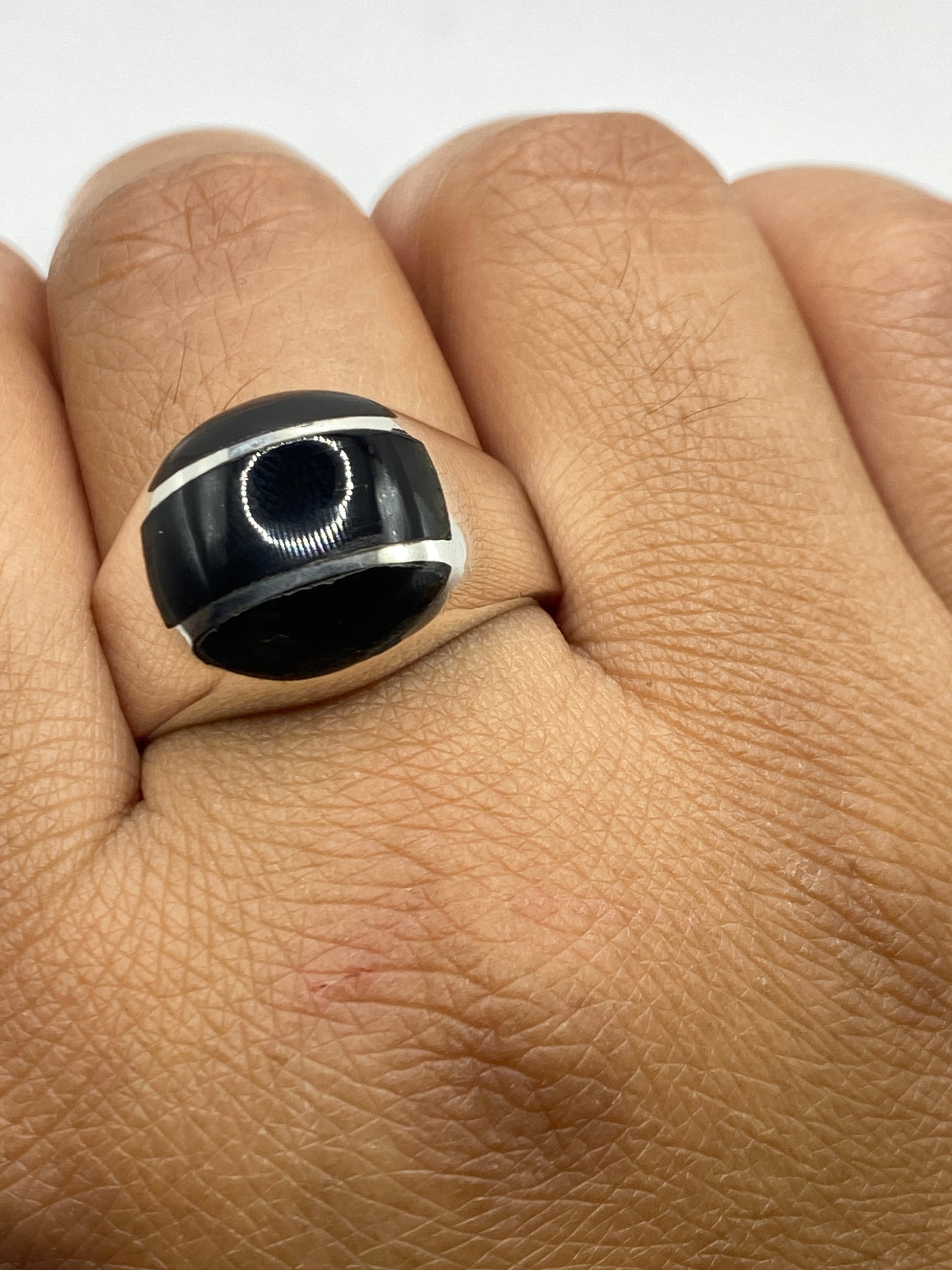 Anillo con ónix negro en dedo de hombre, uso diario en plata .925