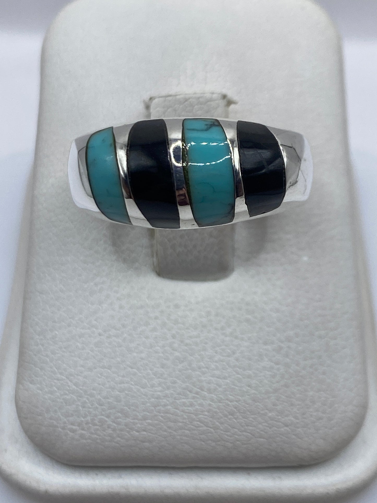 Anillo de plata con turquesa azul cielo sobre dedo, frontal