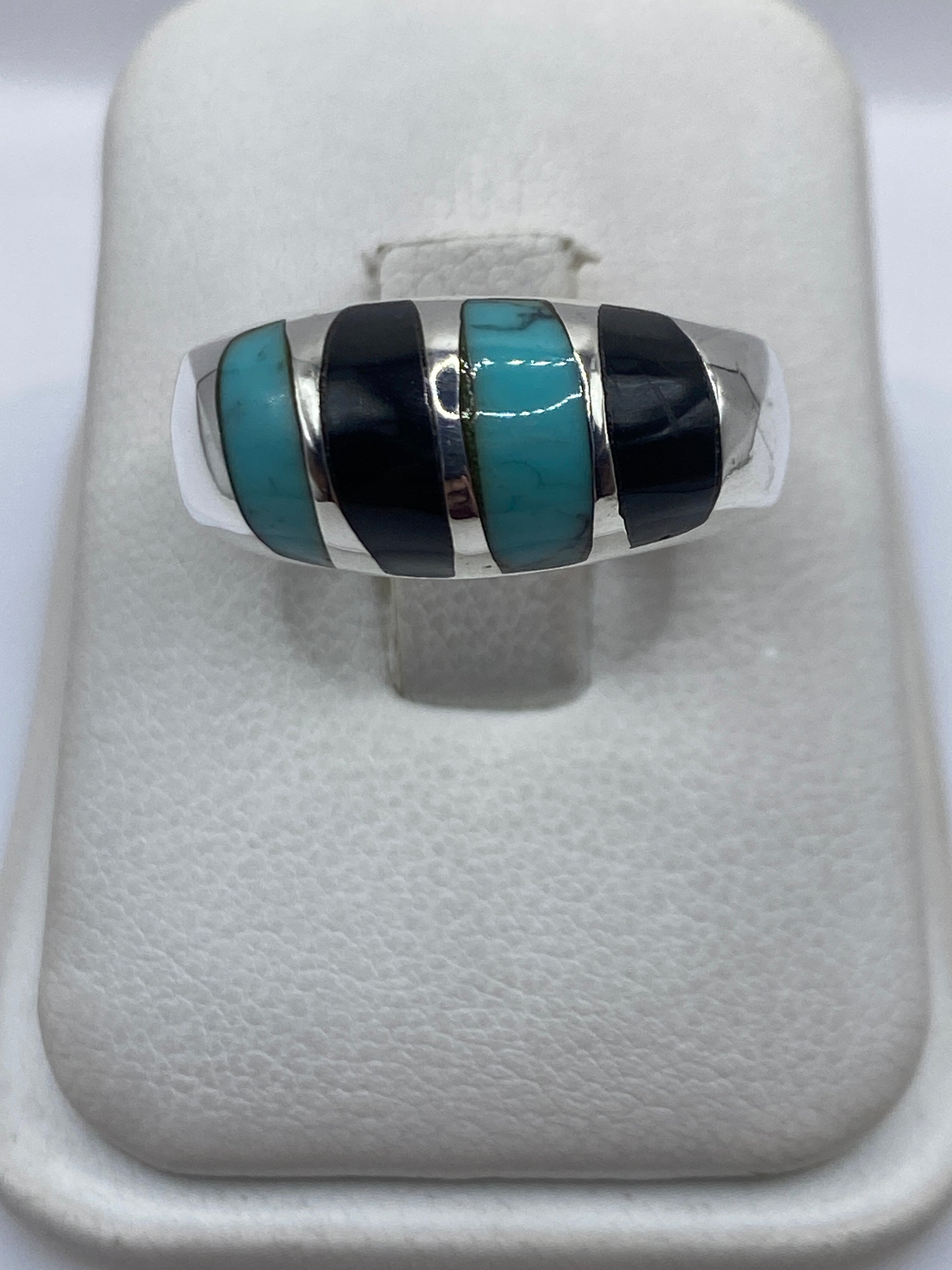 Anillo de plata con turquesa azul cielo sobre dedo, frontal