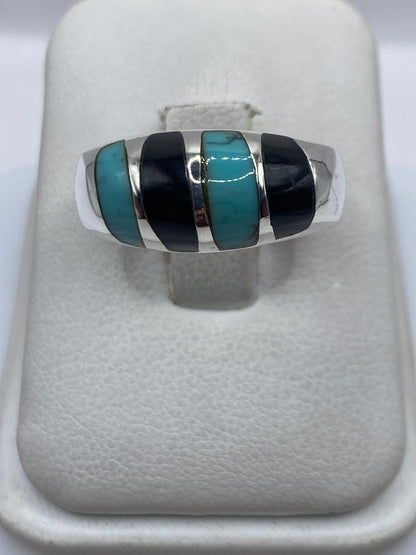 Anillo de plata con turquesa azul cielo sobre dedo, frontal