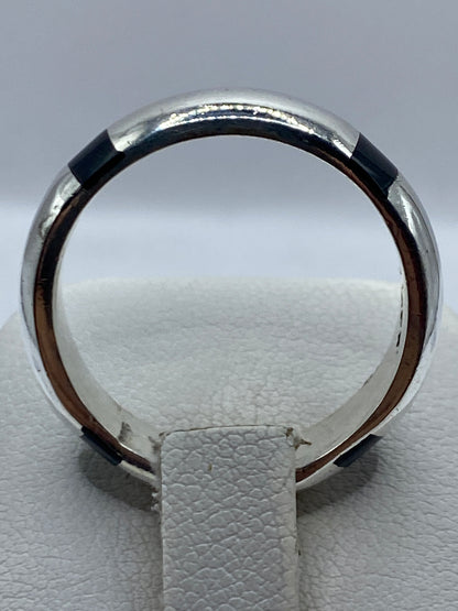 Anillo en talla 11 visto desde el lateral, mostrando el perfil robusto