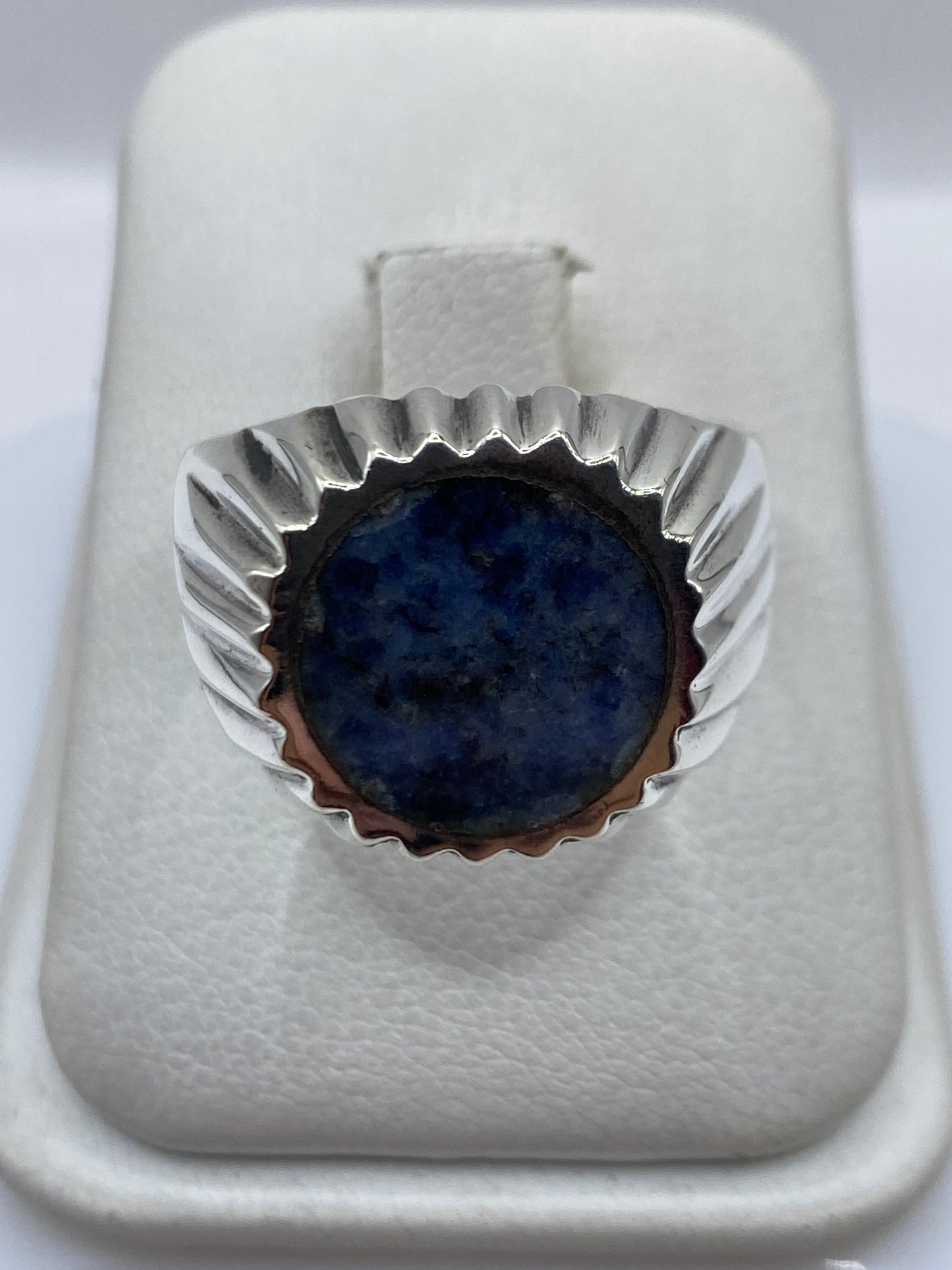 Anillo solitario de plata .925 con lapislázuli azul en caja de presentación