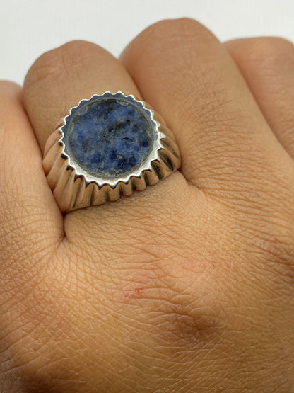 Anillo puesto en dedo mostrando presencia y peso de 17.2 gramos