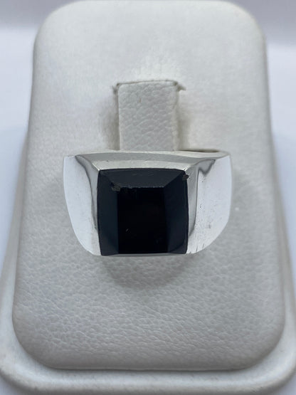 Anillo de plata .925 con ónix negro macizo en vitrina, visto desde arriba