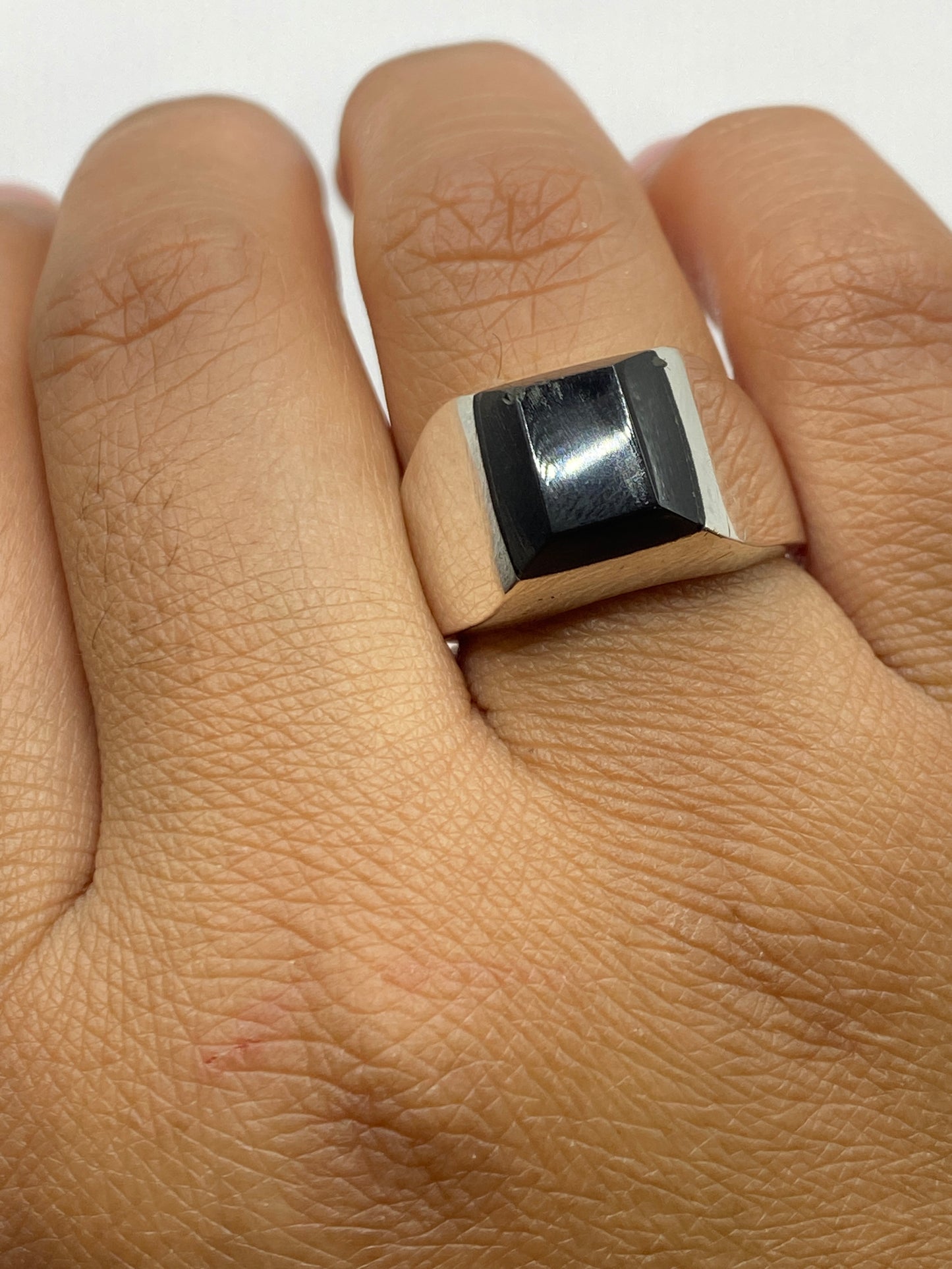 Anillo en la balanza, pesando 13.1 gramos, confirmando su solidez