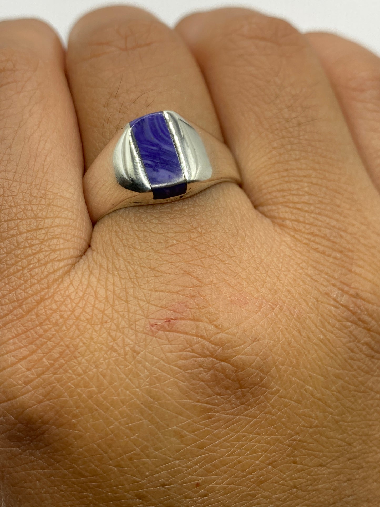 Anillo sobre fondo blanco mostrando el Quinto .925 grabado en el interior