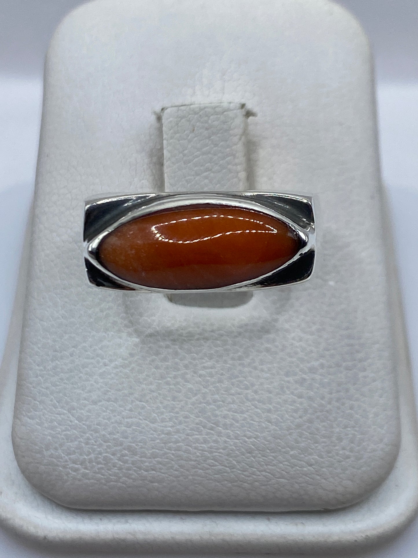 Anillo de plata .925 con piedra natural engastada en la mano de una persona