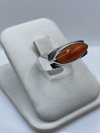 Vista frontal del anillo de plata con piedra, mostrando el engaste a mano