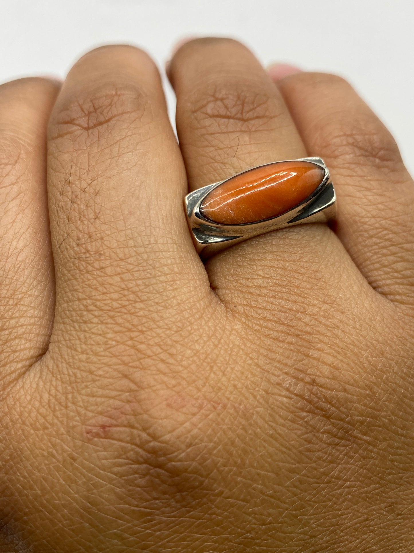 Anillo sobre fondo blanco con sello .925 visible en el interior
