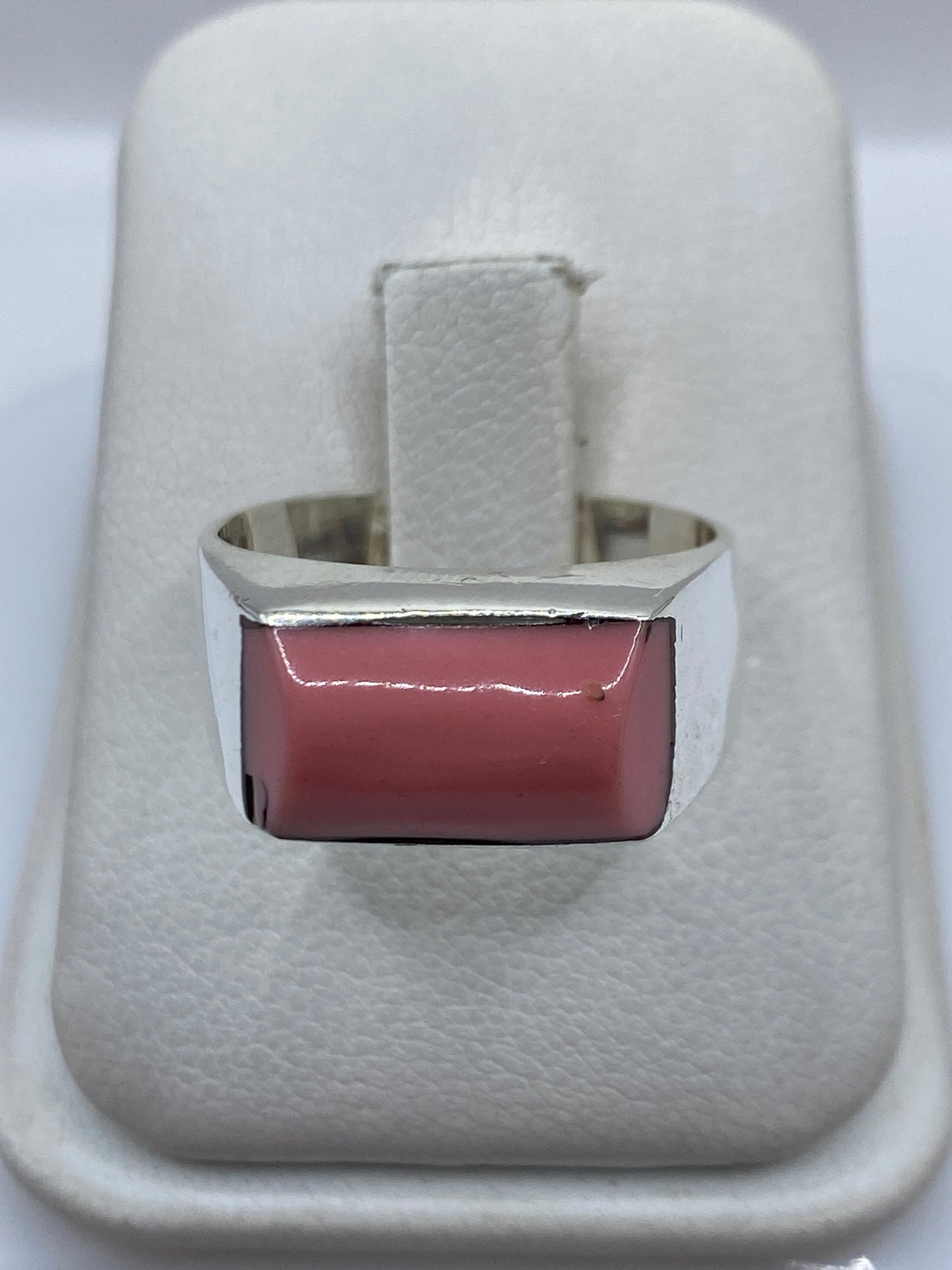 Anillo de plata .925 con piedra rosa engastada, vista frontal en estuche blanco