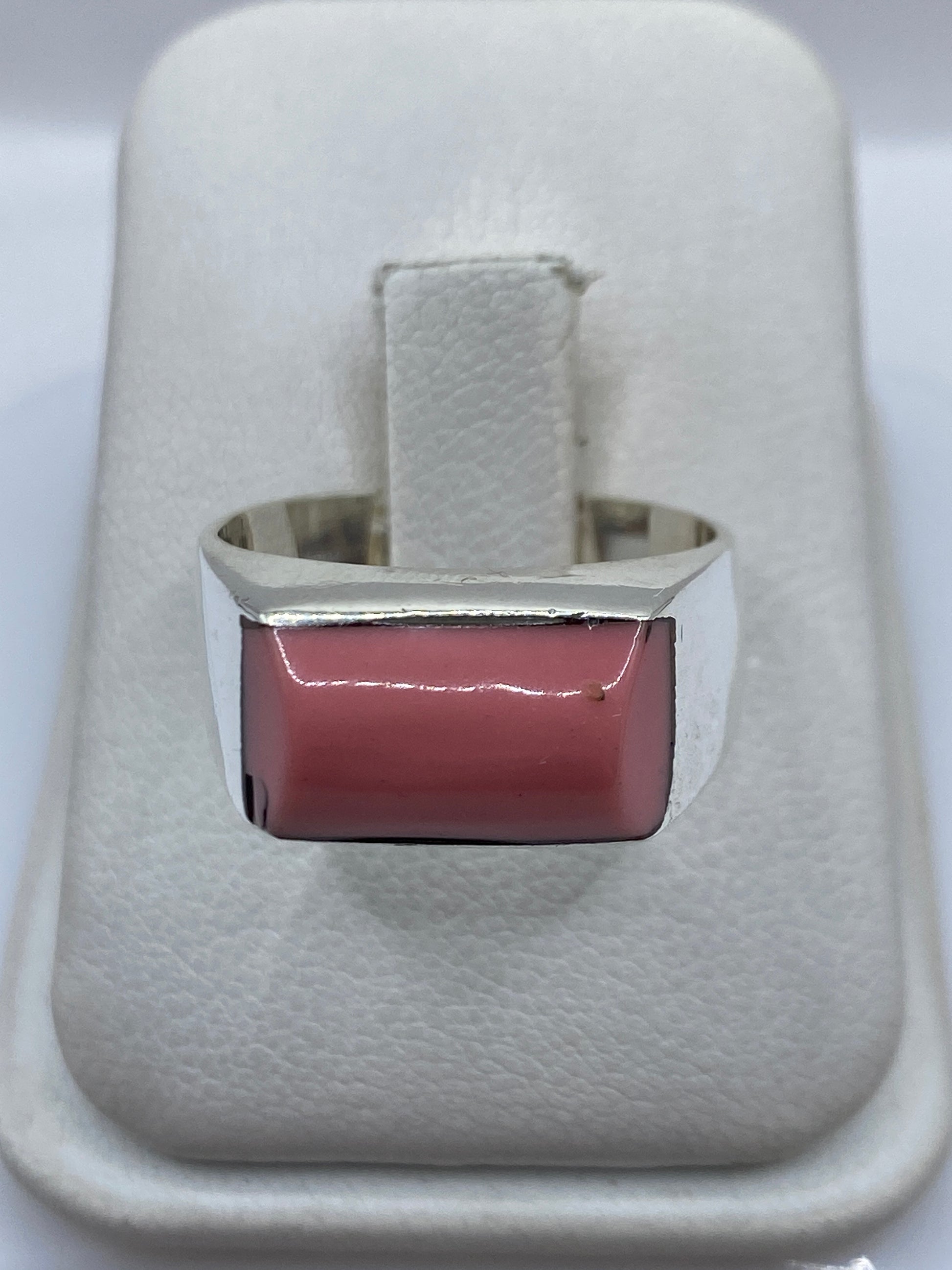 Anillo de plata .925 con piedra rosa engastada, vista frontal en estuche blanco