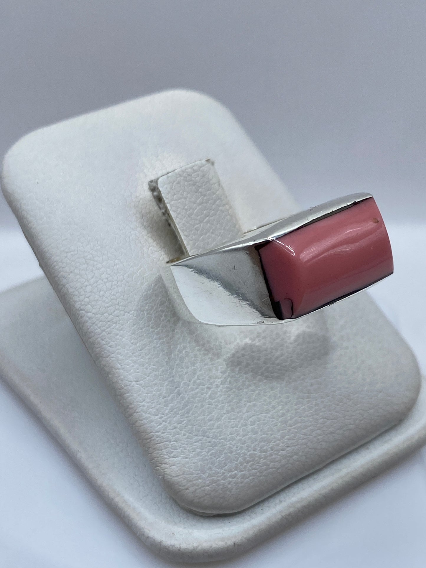 Detalle lateral del anillo mostrando el engaste de piedra y el peso sólido de la banda