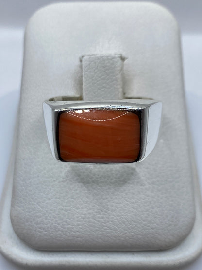 Anillo de plata .925 con coral engastado, vista frontal sobre estuche blanco