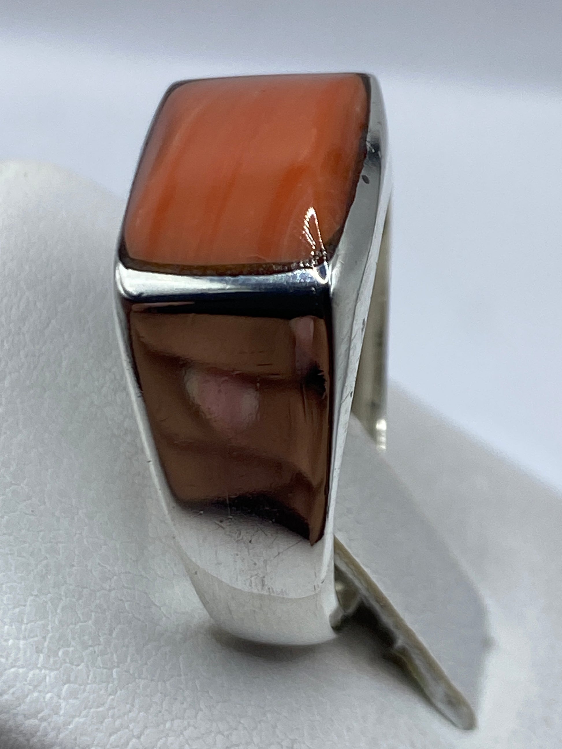 Anillo de coral y plata en el dedo, uso diario unisex