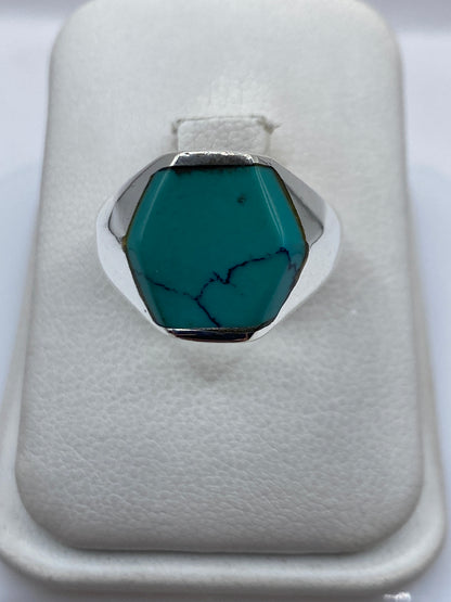 Anillo de plata con turquesa azul cielo en caja blanca, vista frontal