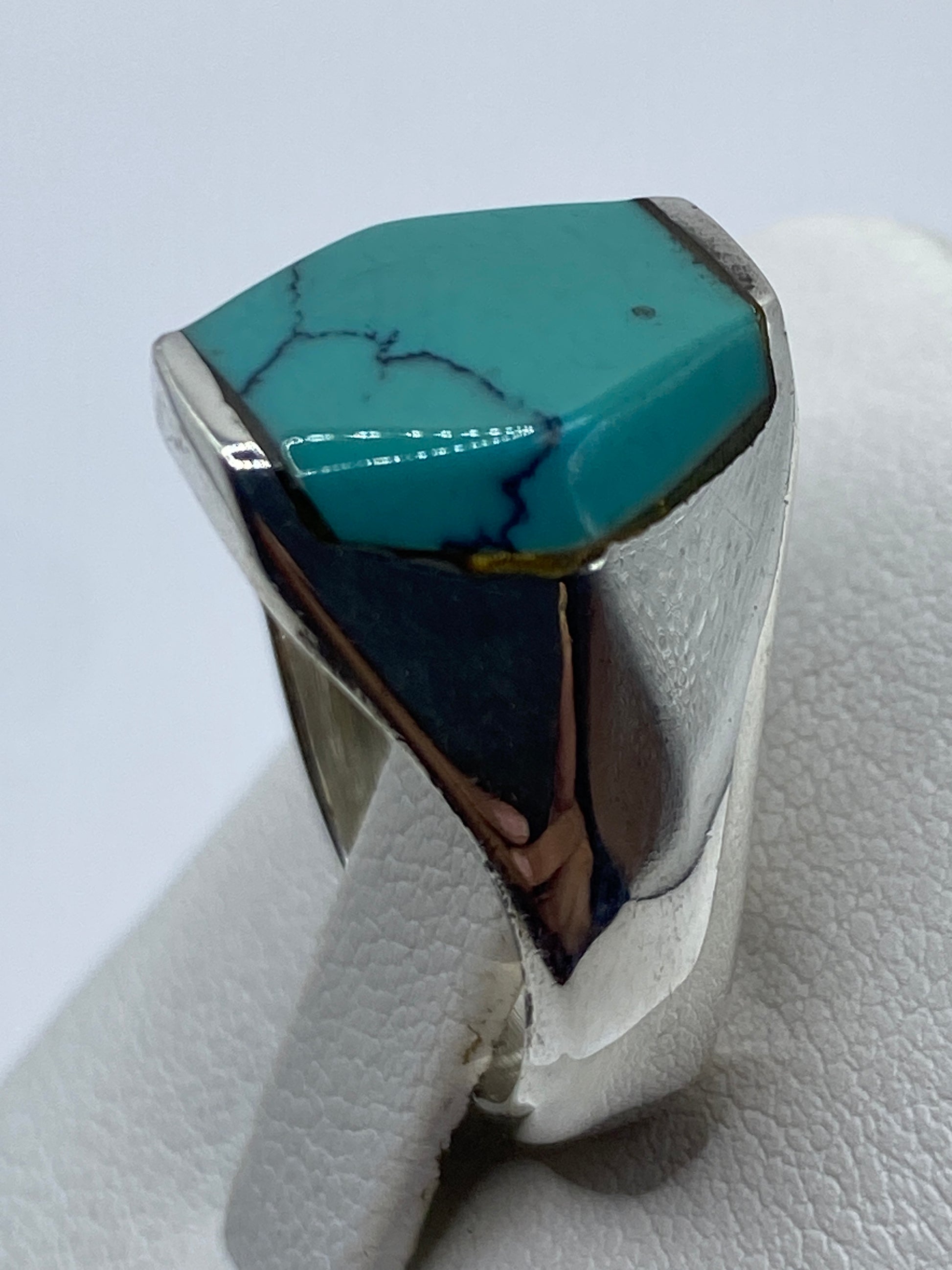 Detalle del engaste de turquesa en plata pulida