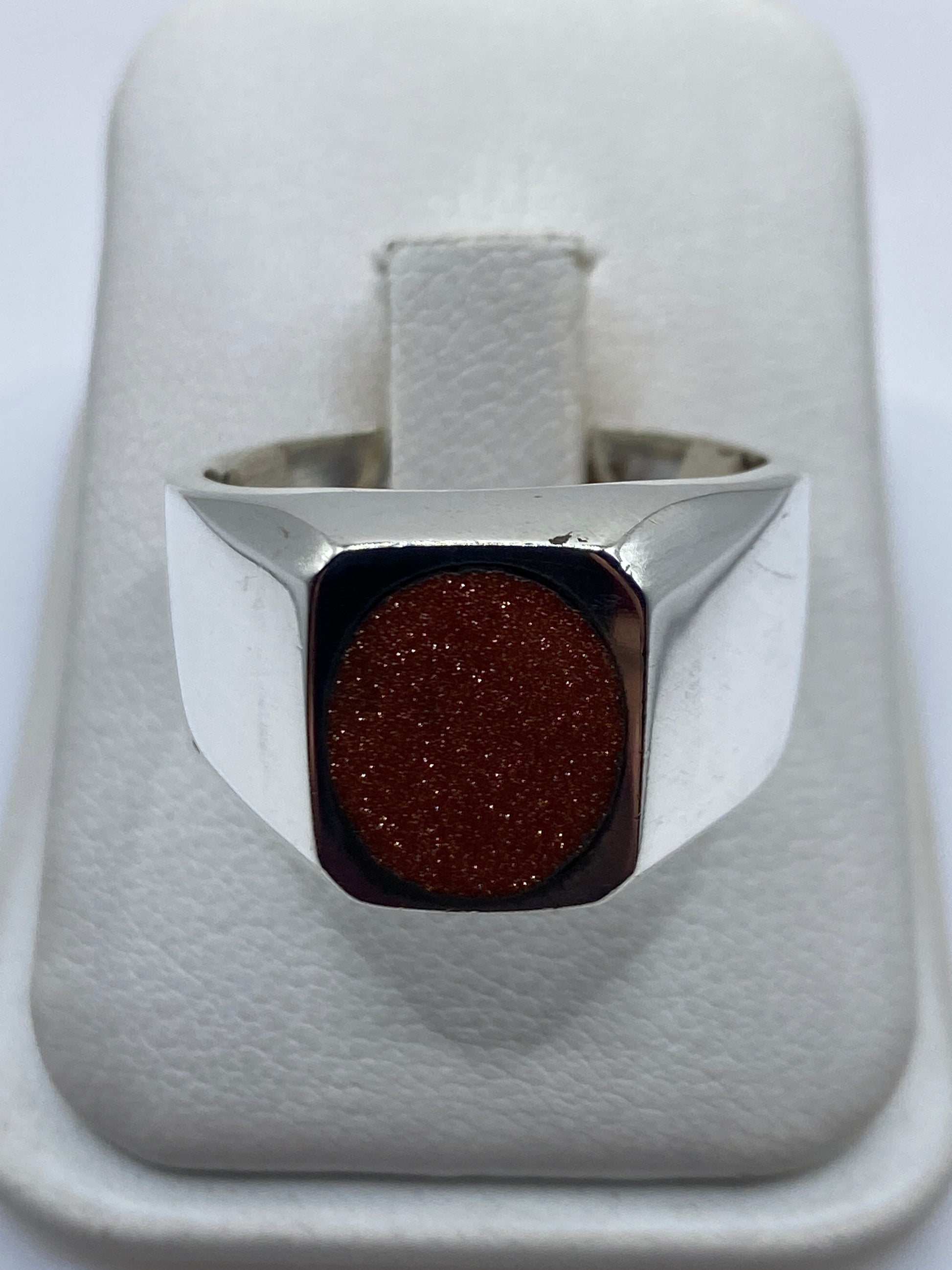 Anillo de plata maciza .925 con piedra incrustada para hombre, vista frontal