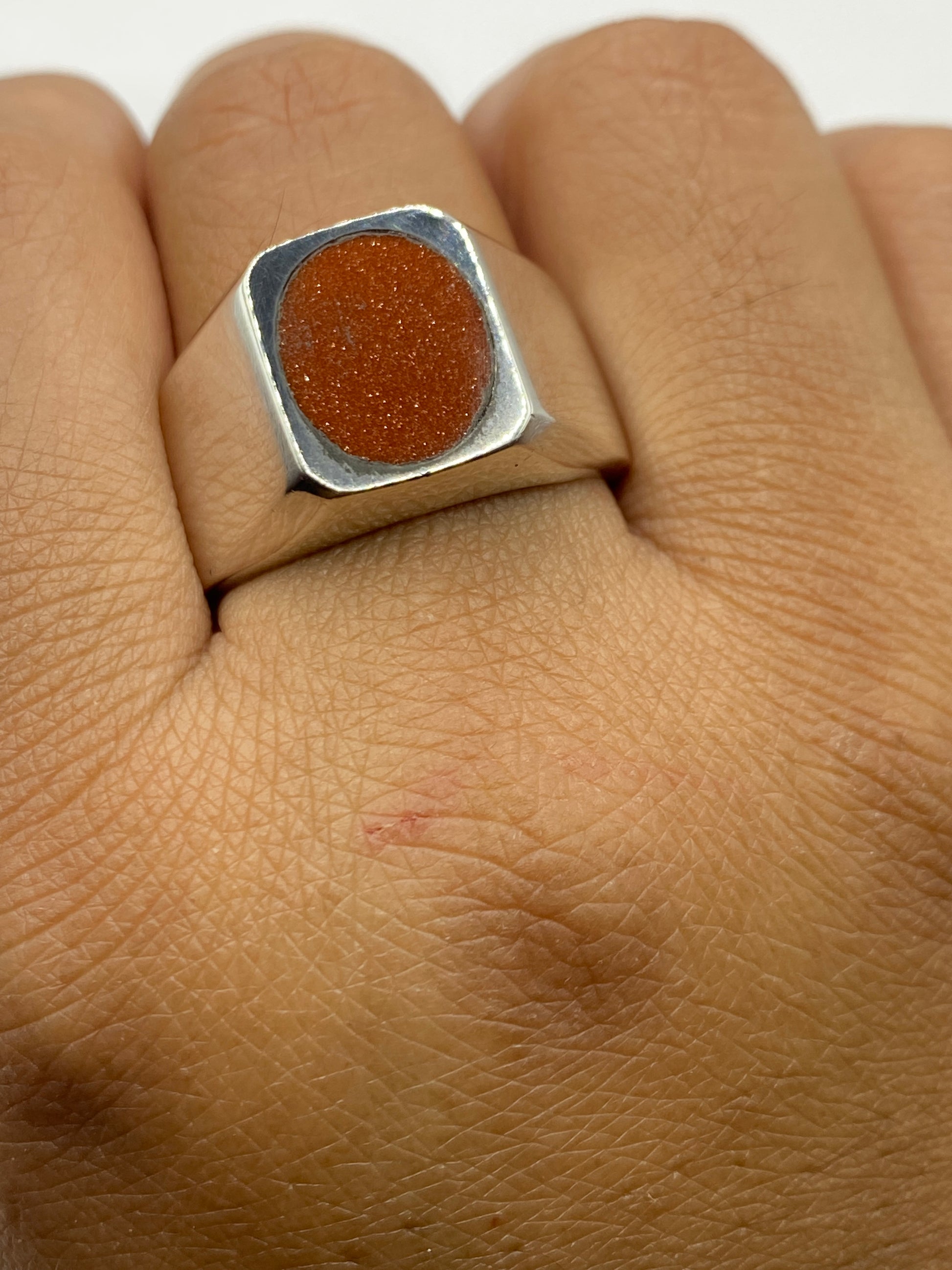 Anillo sobre fondo gris con certificado de autenticidad .925