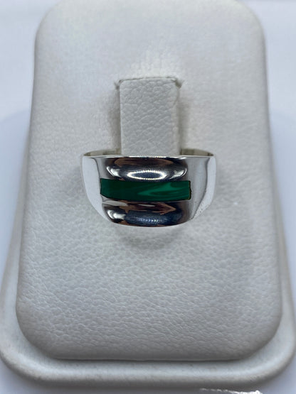 Anillo de plata .925 con malaquita verde engastada en mano de mujer