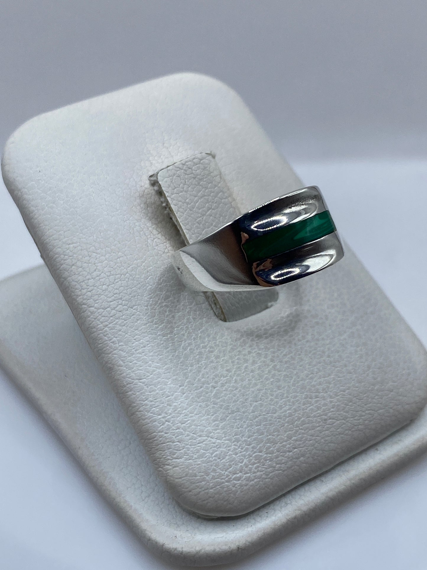 Vista lateral del anillo minimalista de plata con piedra verde
