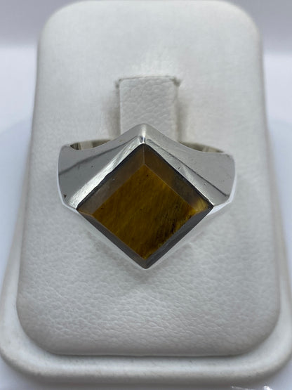 Anillo de plata .925 con piedra cafe engastada a mano, vista frontal sobre fondo blanco