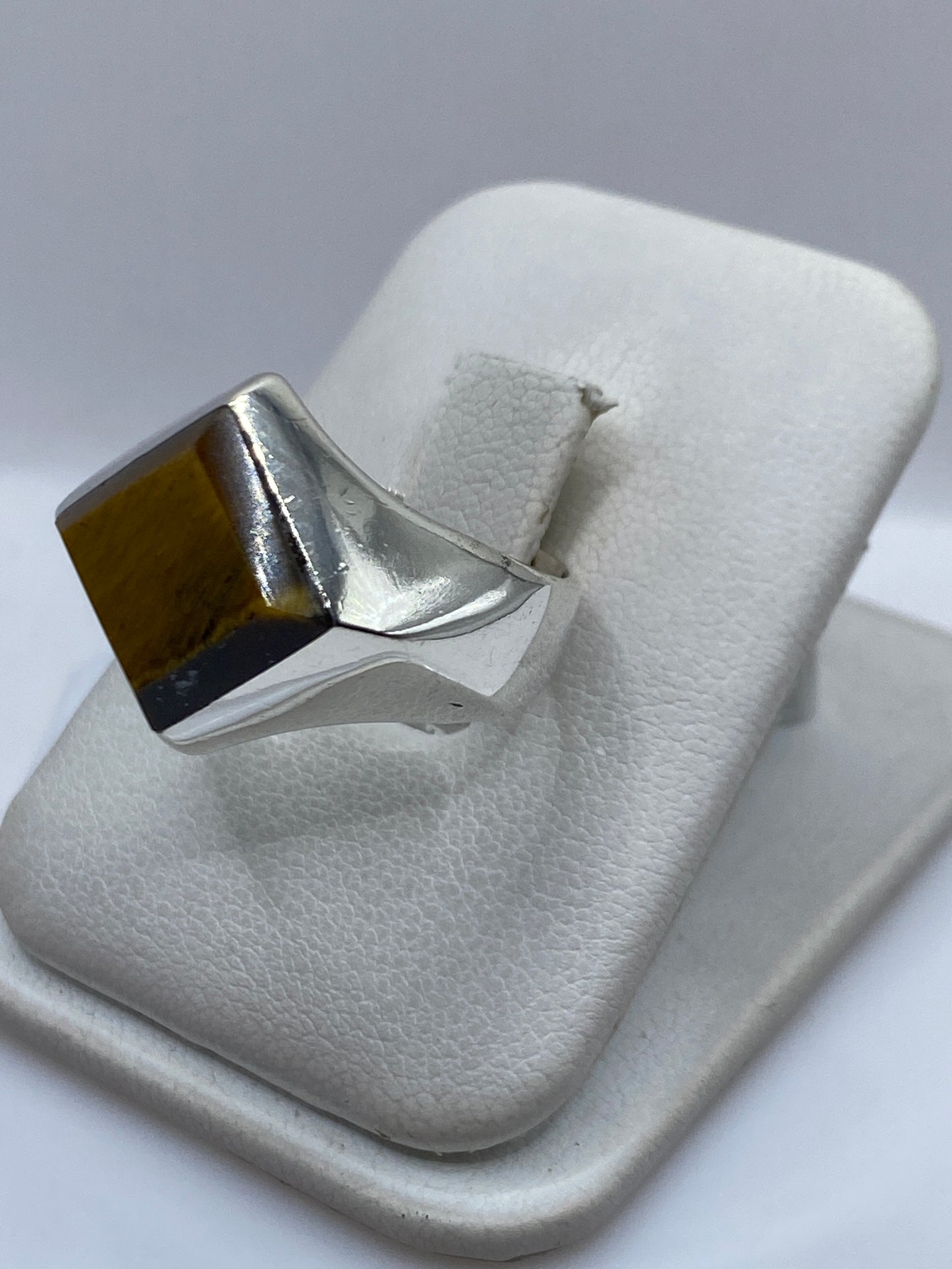 Anillo en talla 9, llevado en dedo, mostrando proporciones y acabado pulido