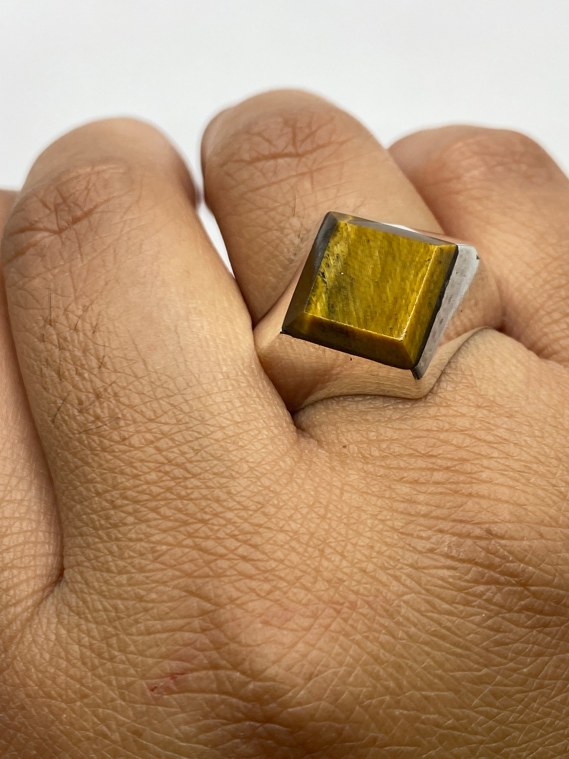 Anillo sobre bascula de joyero mostrando peso de 11.8 gramos y SKU ATA-RIN-000004449