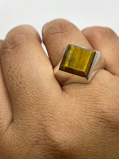 Anillo sobre bascula de joyero mostrando peso de 11.8 gramos y SKU ATA-RIN-000004449