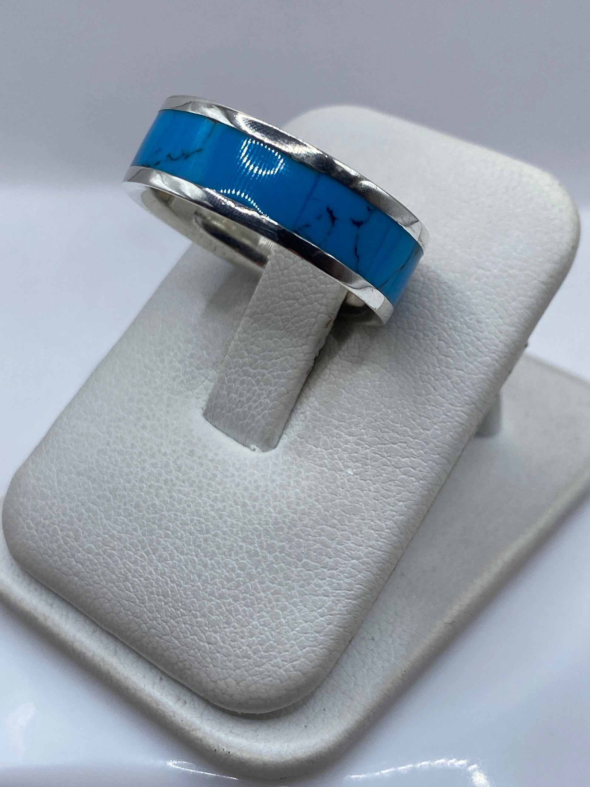 Detalle del engaste a mano y la turquesa azul cielo en el anillo de Taxco