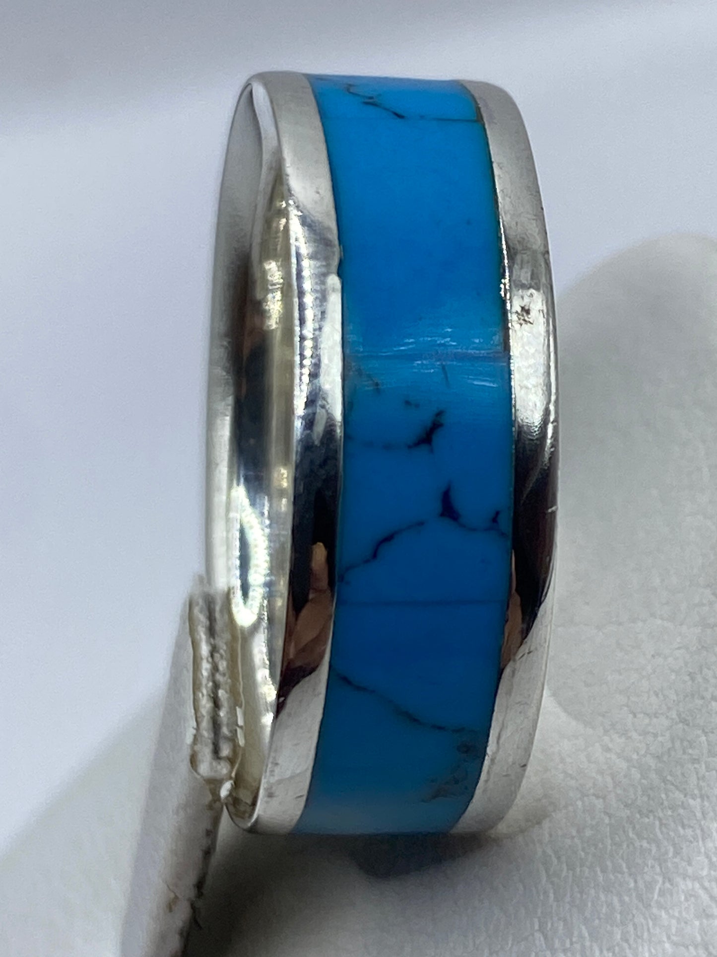 Anillo de turquesa en el dedo mostrando el color intenso azul cielo