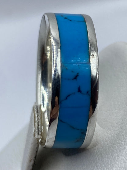 Anillo de turquesa en el dedo mostrando el color intenso azul cielo