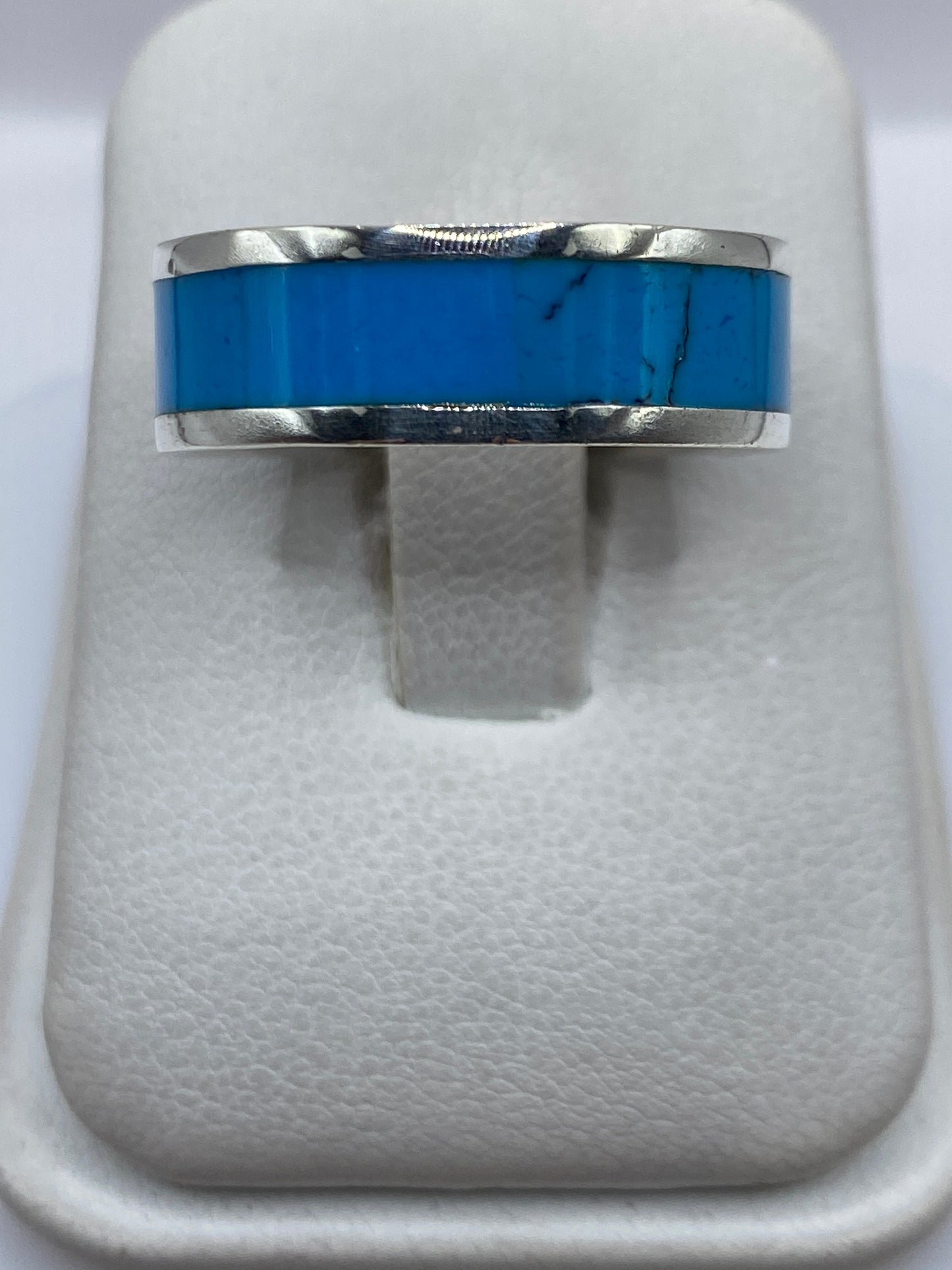 Anillo de plata .950 con turquesa azul cielo en banda ancha, vista frontal sobre dedo