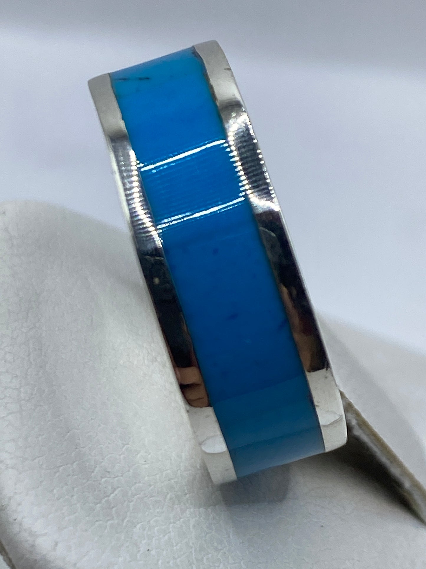 Vista superior del anillo en caja de presentación, turquesa azul cielo brillante
