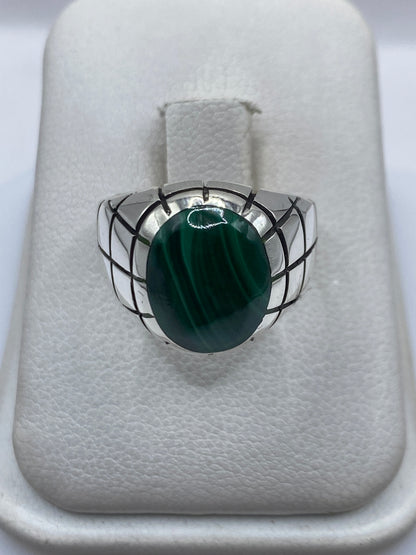 Anillo de plata .925 con malaquita verde en patrón geométrico grid sobre anillo blanco
