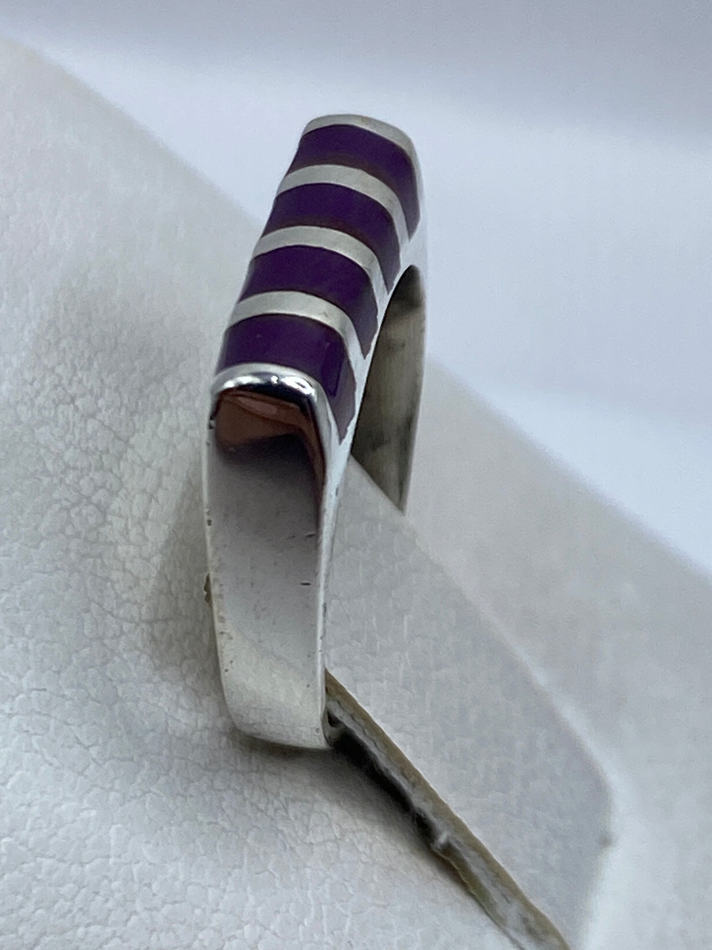 Detalle del anillo minimalista de Taxco en dedo, acabado brillante
