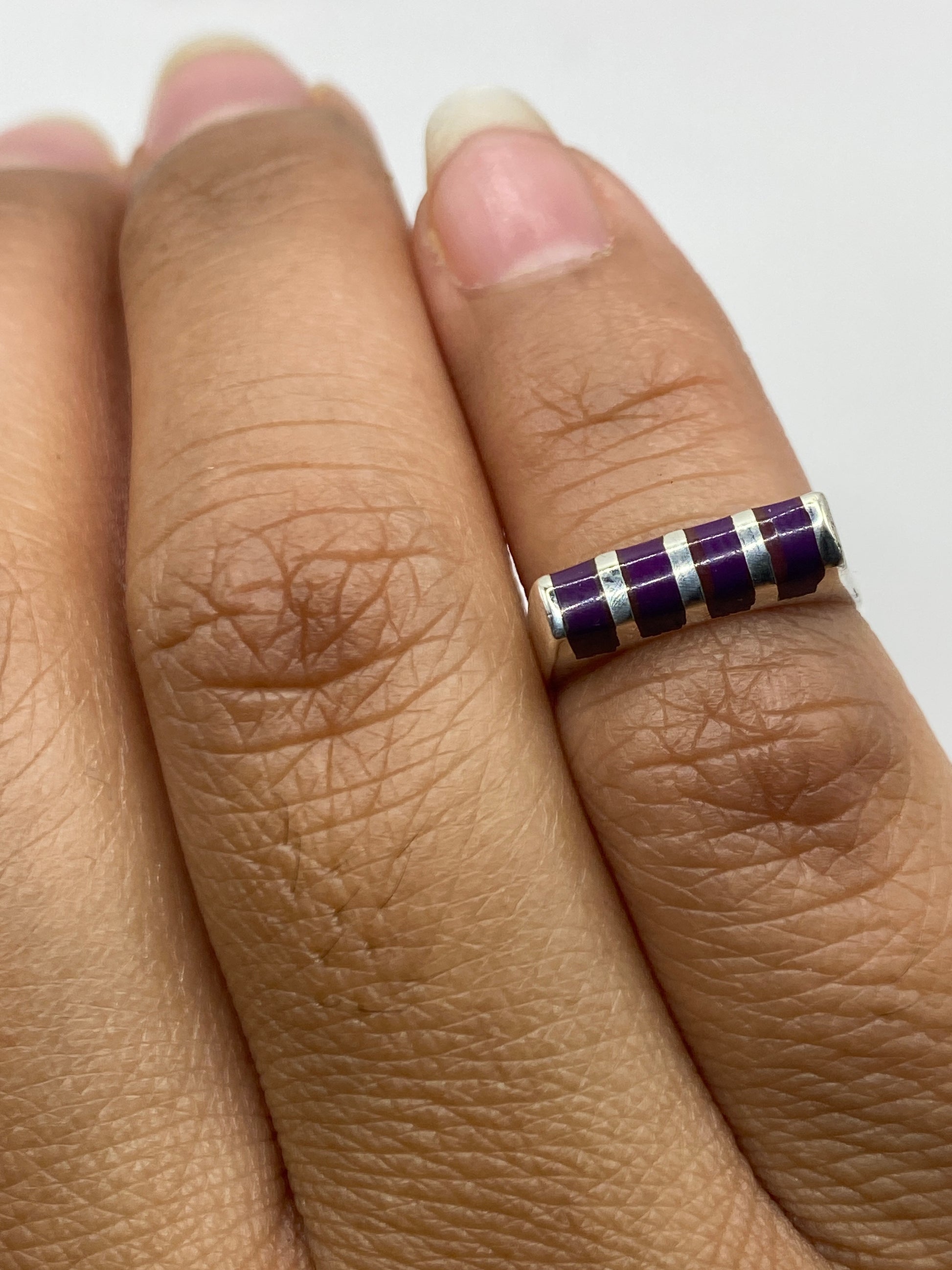 Anillo de plata .925 en balanza de joyero mostrando peso de 2 gramos