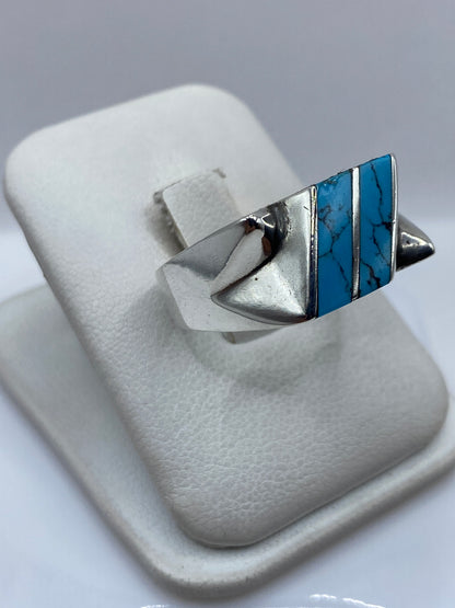 Detalle lateral del anillo mostrando el volumen escultórico y la incrustación de turquesa a mano
