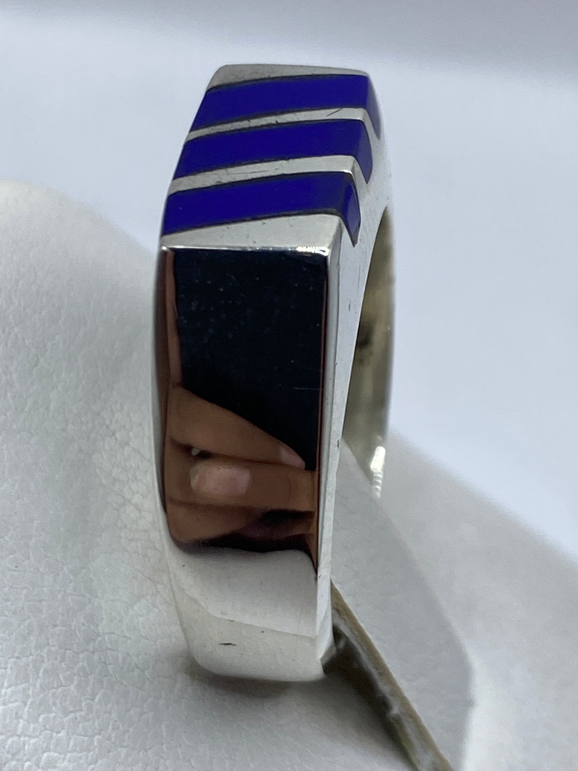 Anillo en la mano mostrando el tamaño y presencia del diseño geométrico