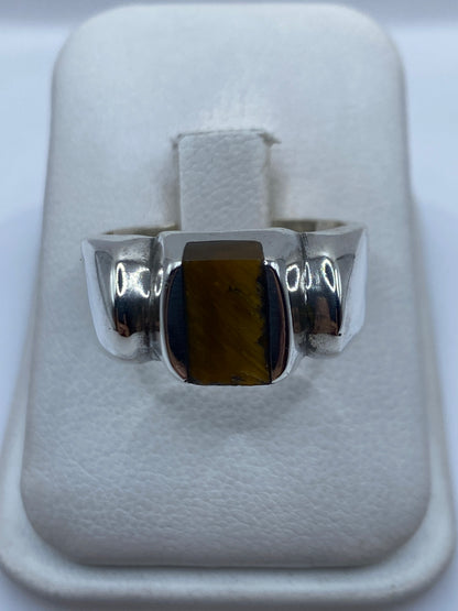 Anillo de plata .925 con piedra engastada en el centro, visto de frente en estuche blanco