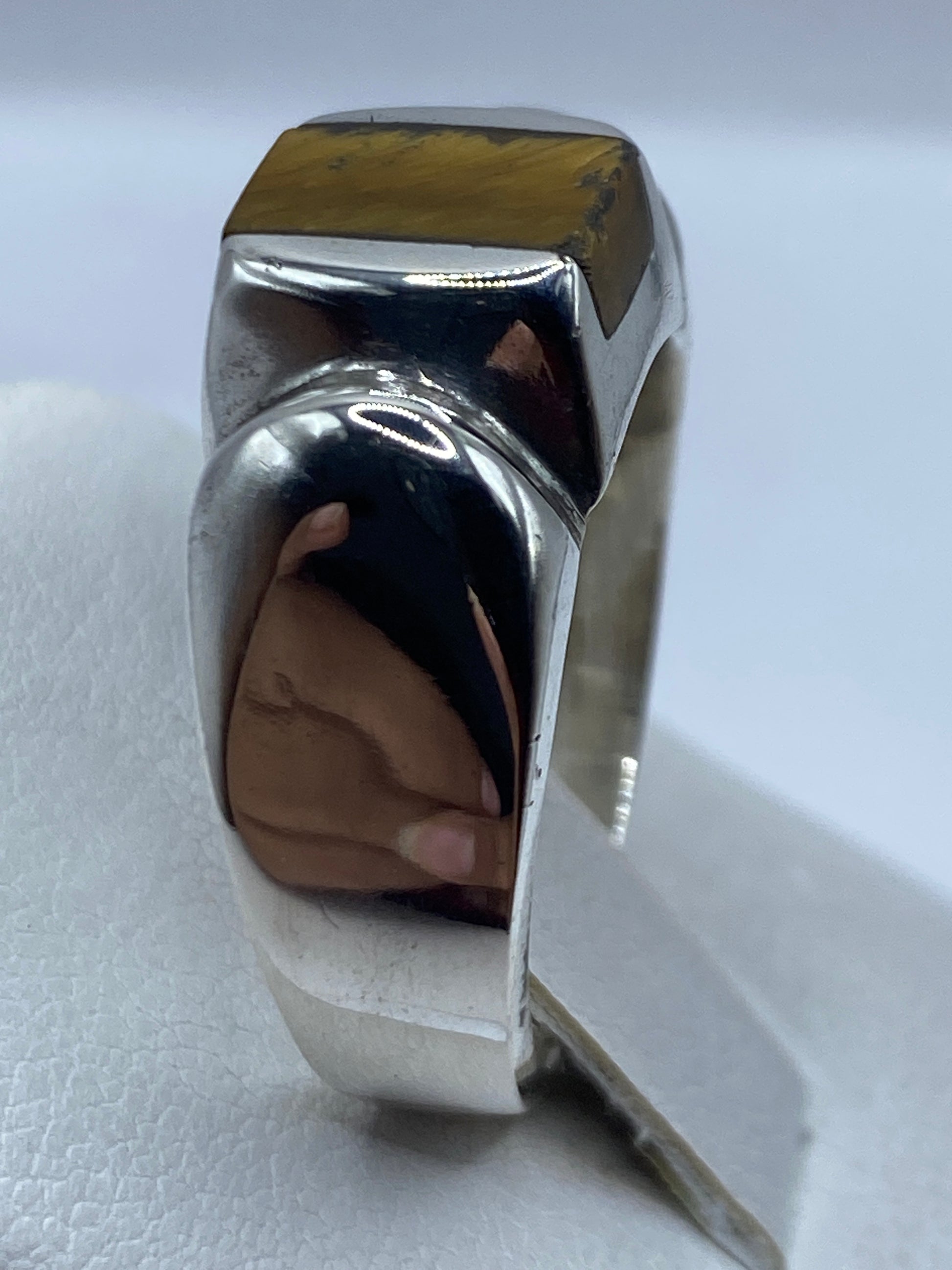 Detalle del engaste a mano de la piedra en plata pulida