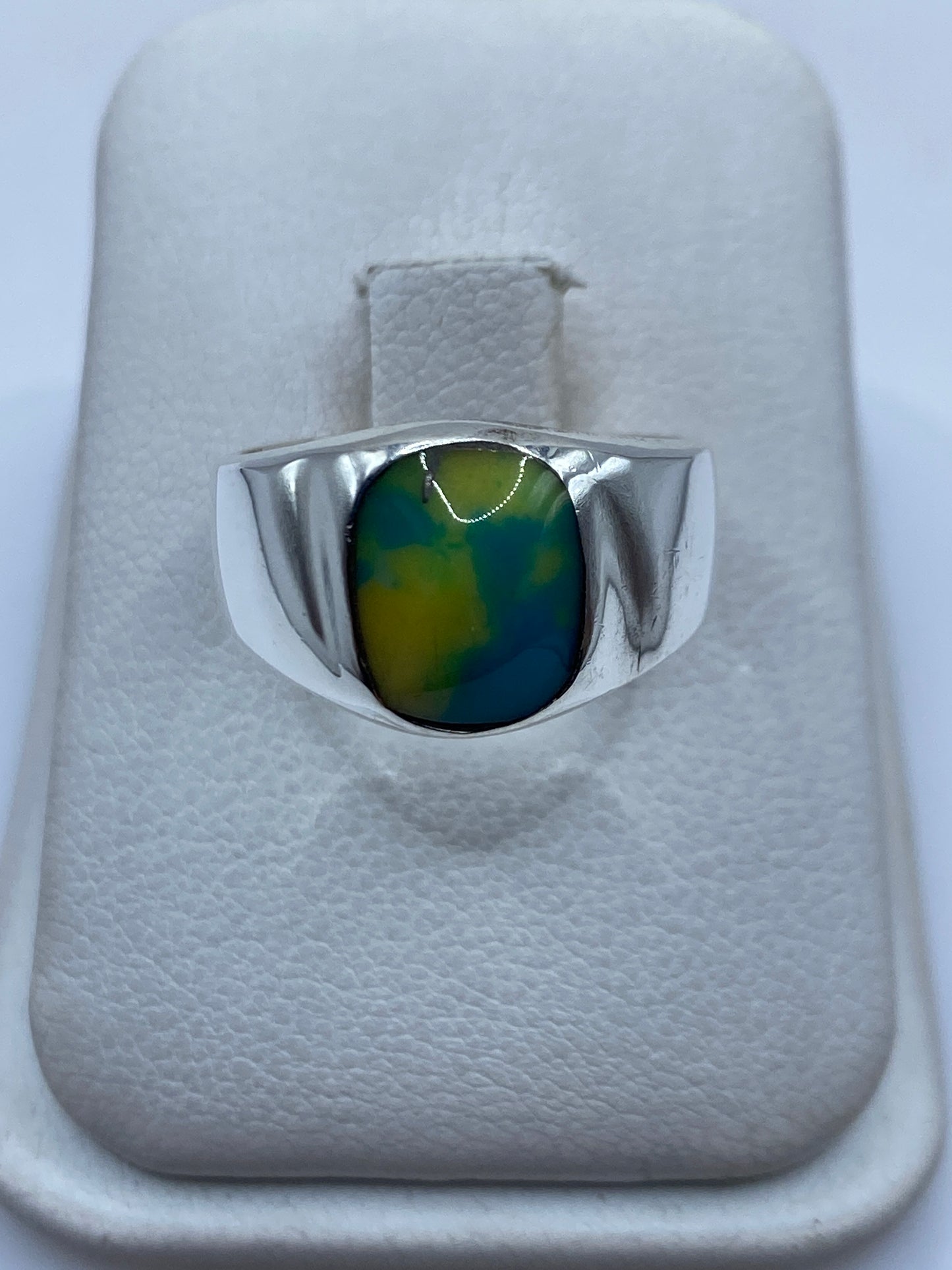 Anillo de plata .925 con piedra amarilla engastada en montura geométrica, vista frontal
