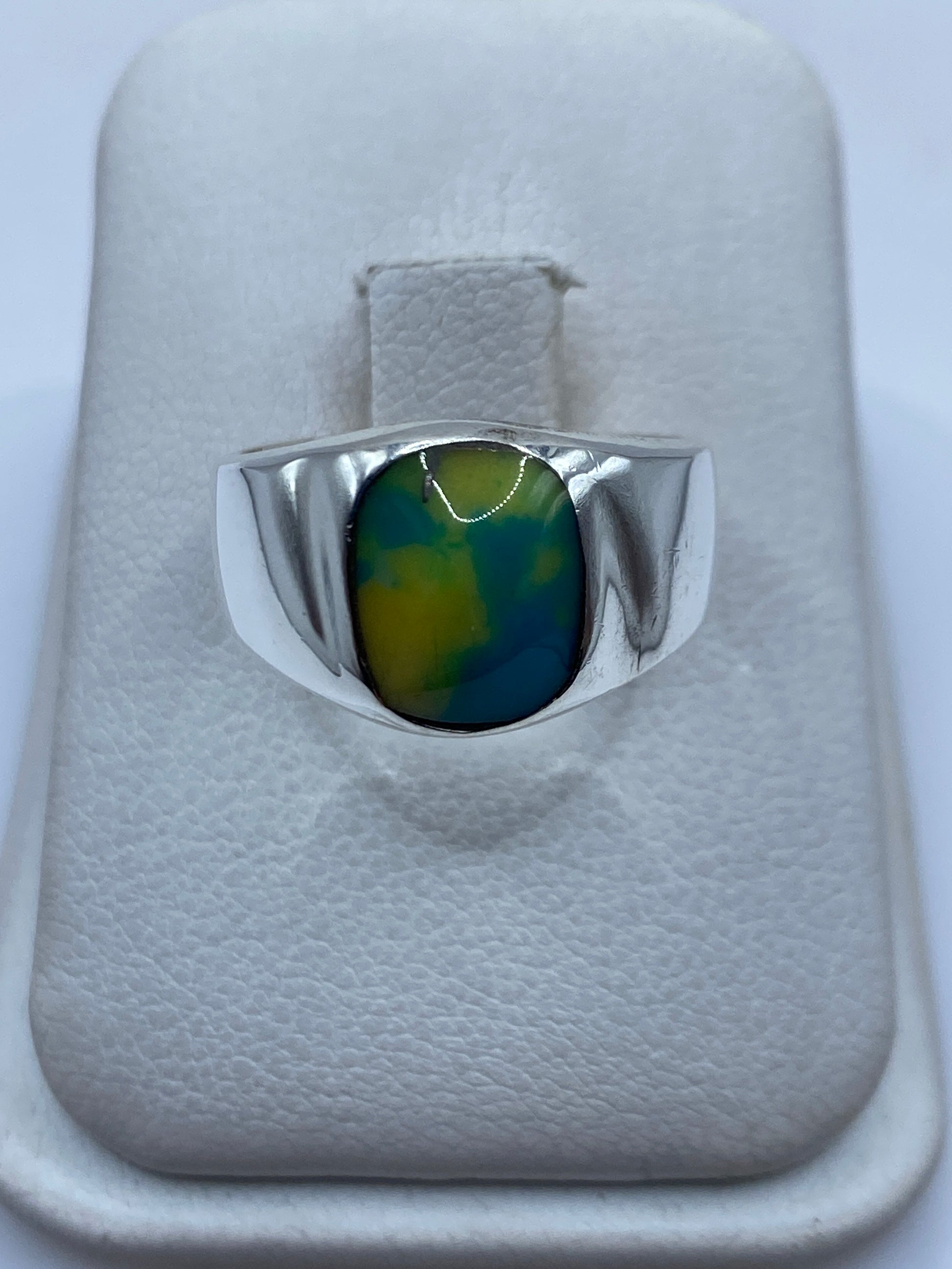 Anillo de plata .925 con piedra amarilla engastada en montura geométrica, vista frontal