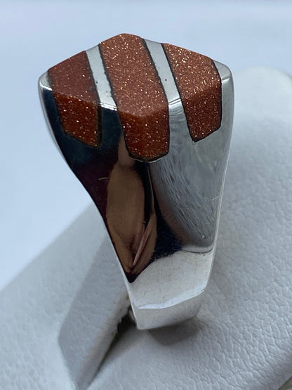 Anillo en la mano mostrando el tamaño y peso de la plata .925